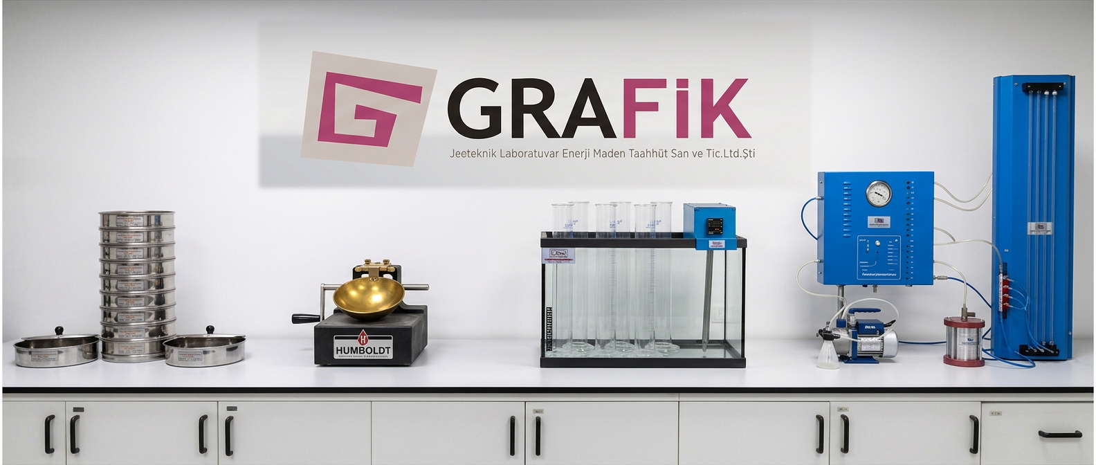 Grafik Jeoteknik laboratuvarı — üç eksenli, direkt kesme ve kaya test cihazları ile çalışan teknisyenler