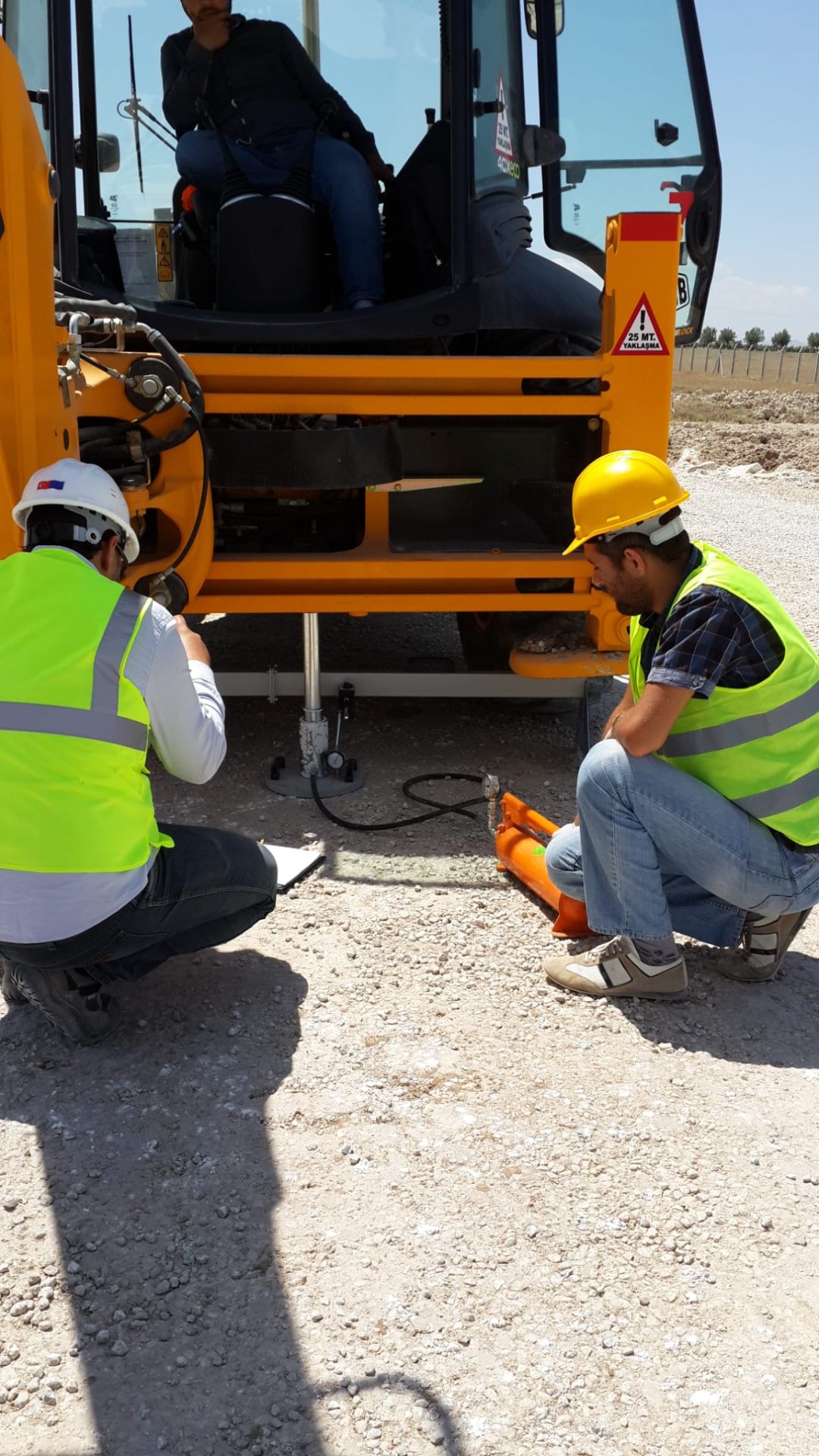 Sahada plaka yükleme deneyi yapılırken
